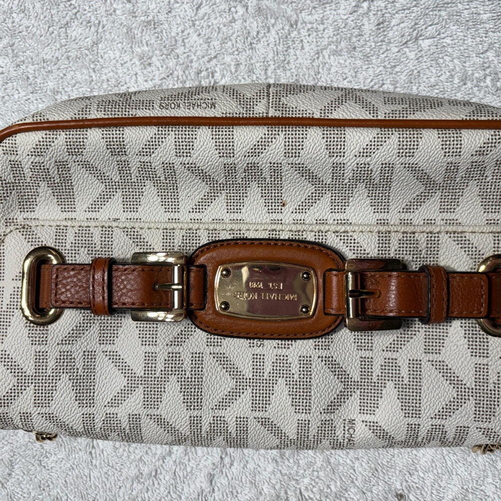 Chic Monogram Crossbody Bag with Chain Strap